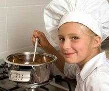 Девочка готовит на плите